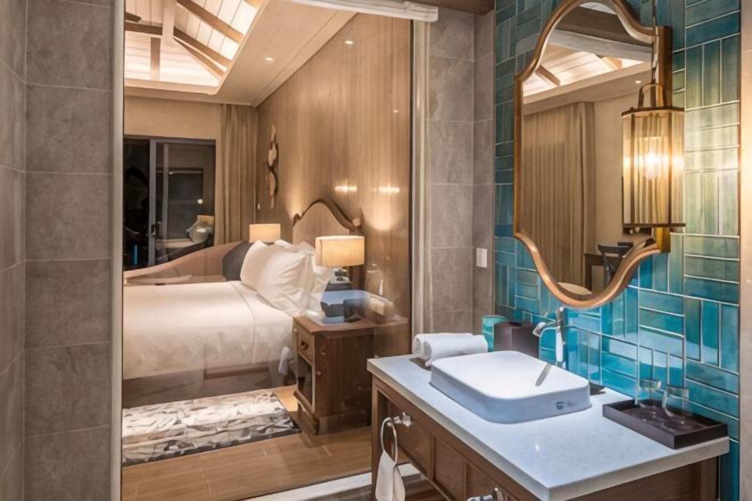 Minibar, safe på rommet, skrivebord for bærbar PC og blendingsgardiner