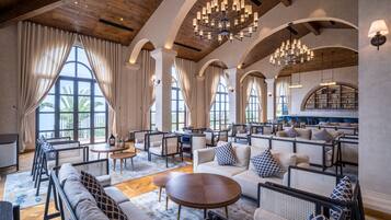 2 bar/lounge, bar sull'acqua, bar a bordo piscina