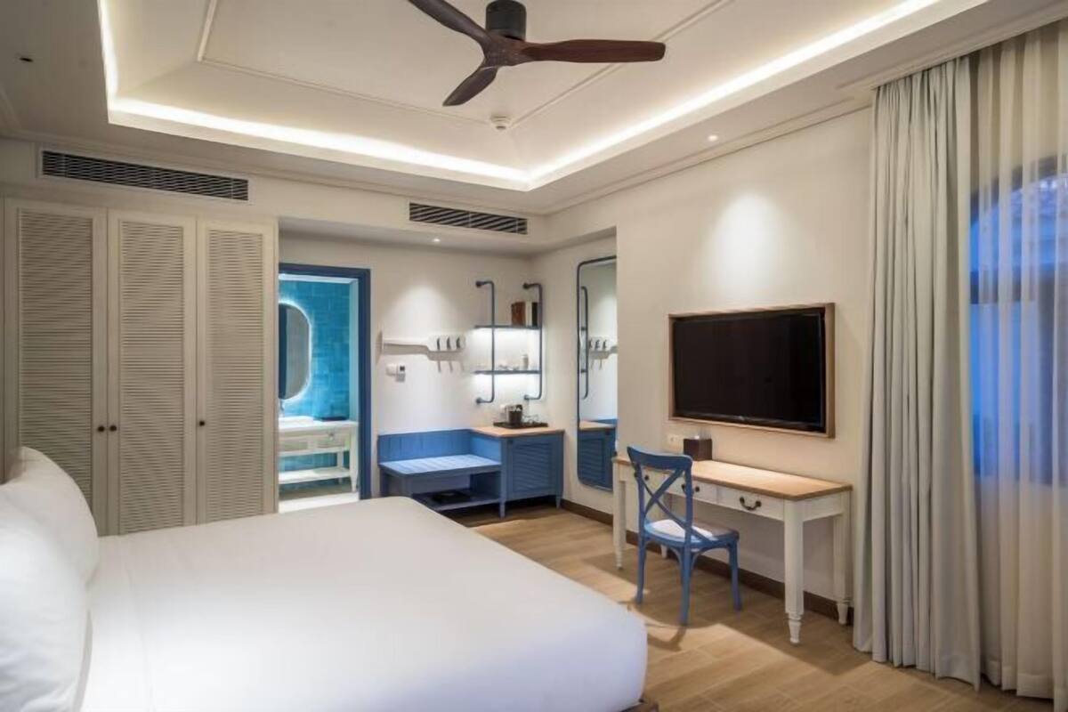 Minibar, in-room safe, laptop workspace, blackout drapes