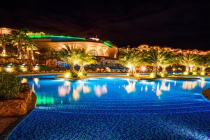 5 outdoor pools, open 6:00 AM to 8:00 PM, free cabanas, pool umbrellas