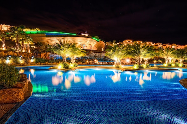 5 outdoor pools, open 6:00 AM to 8:00 PM, free cabanas, pool umbrellas