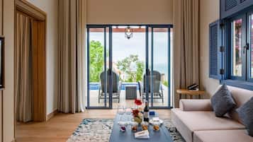 Villa, 1 cama de matrimonio grande, piscina privada | Zona de estar | Televisión de pantalla plana de 32 pulgadas con canales por satélite