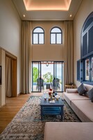 Vila, 1 cama King, piscina particular | Área de estar | TV de tela plana 32 polegadas com canais via satélite, TV