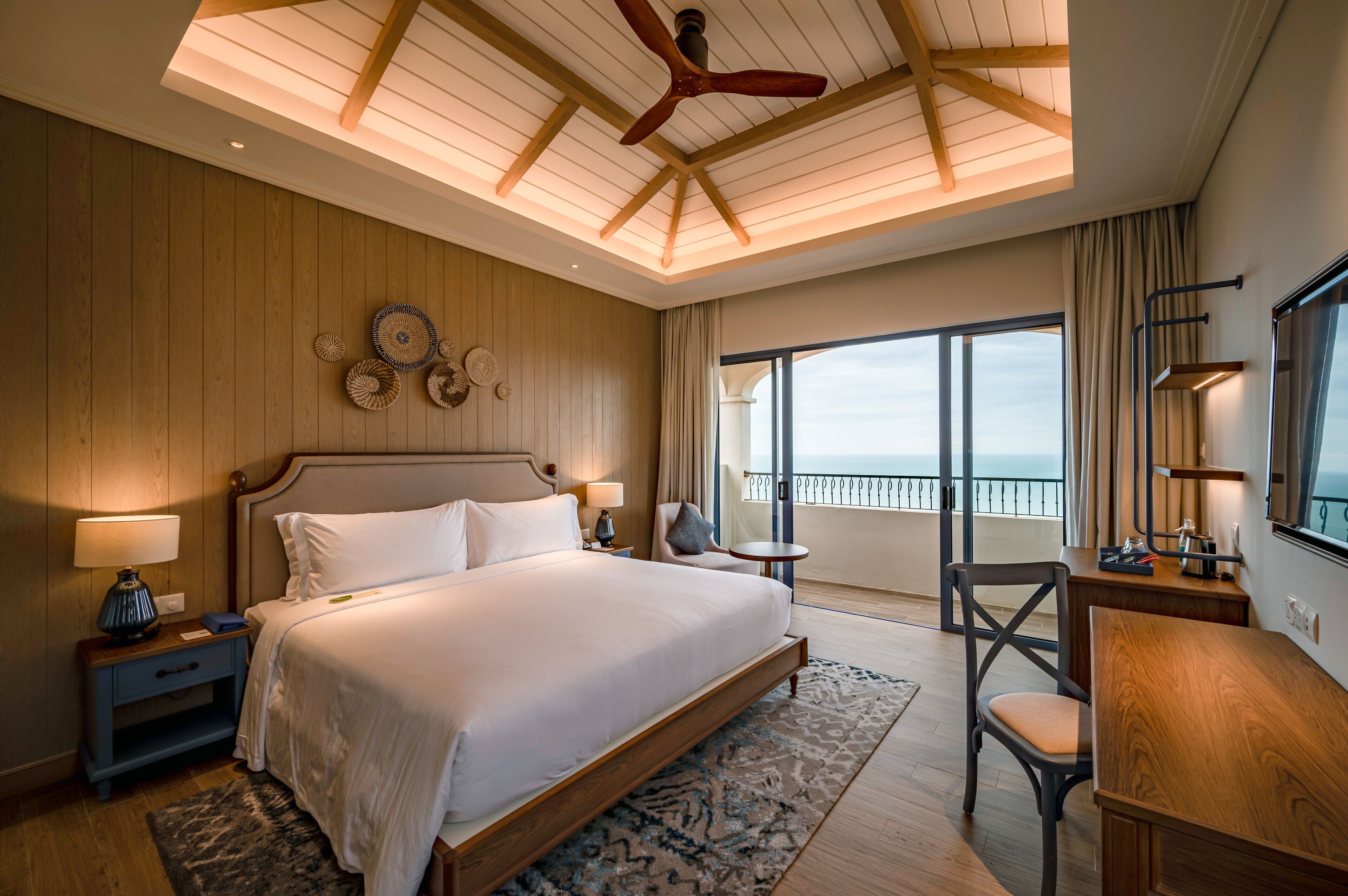 Minibar, in-room safe, laptop workspace, blackout curtains