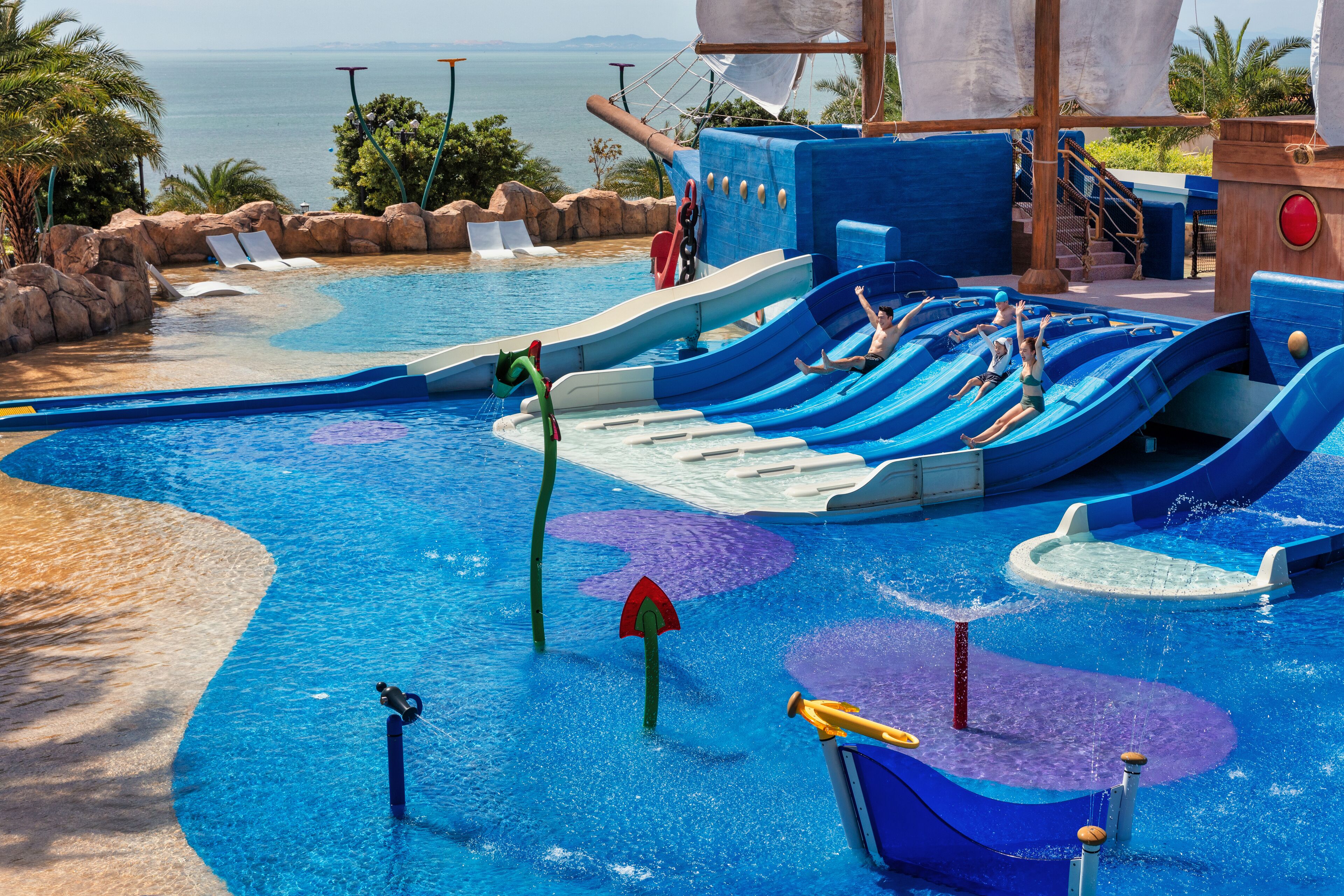 Een waterpark met glijbanen en een zwembad.