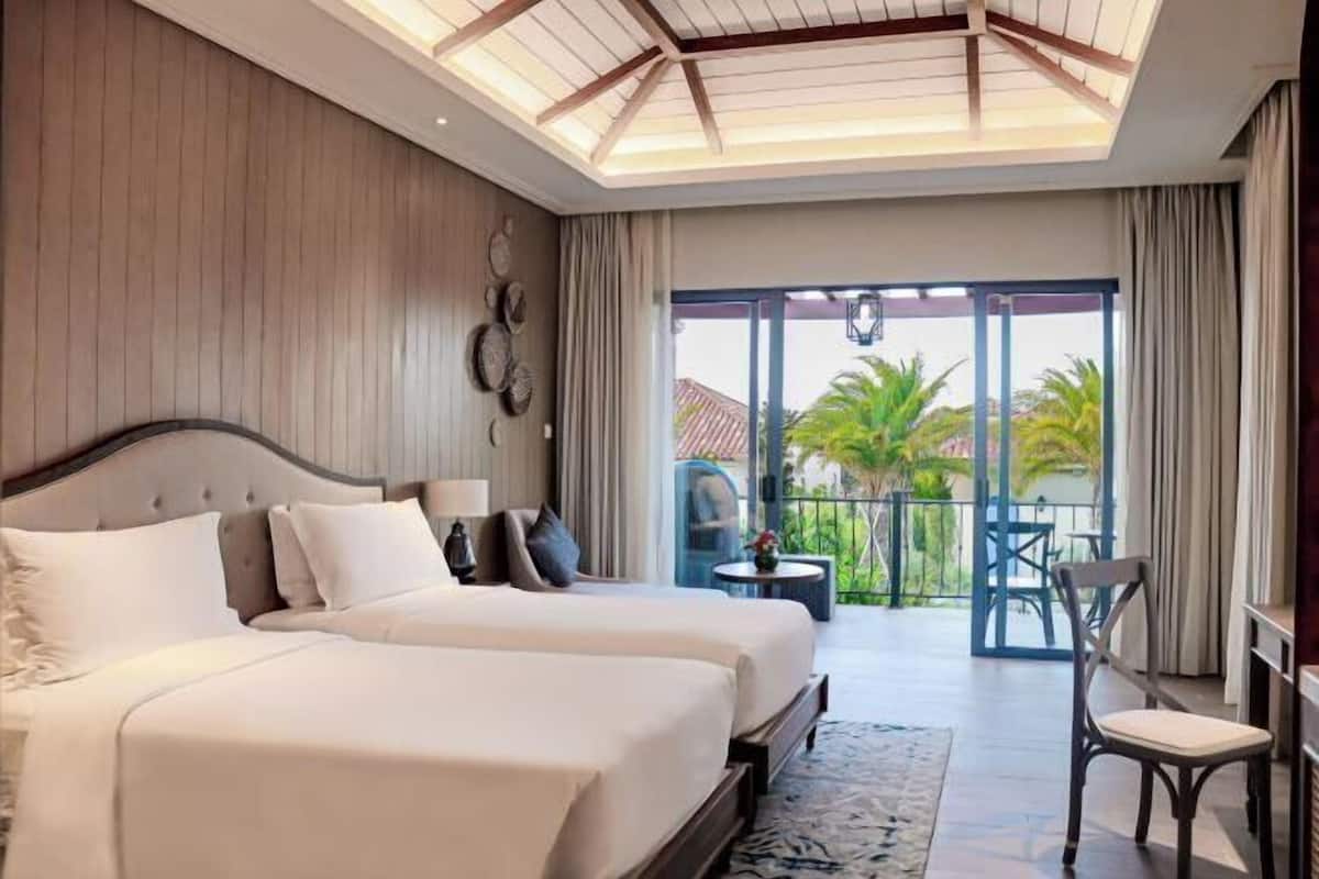 Minibar, in-room safe, laptop workspace, blackout curtains