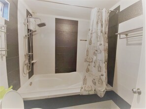 Serviettes fournies, savon, shampoing