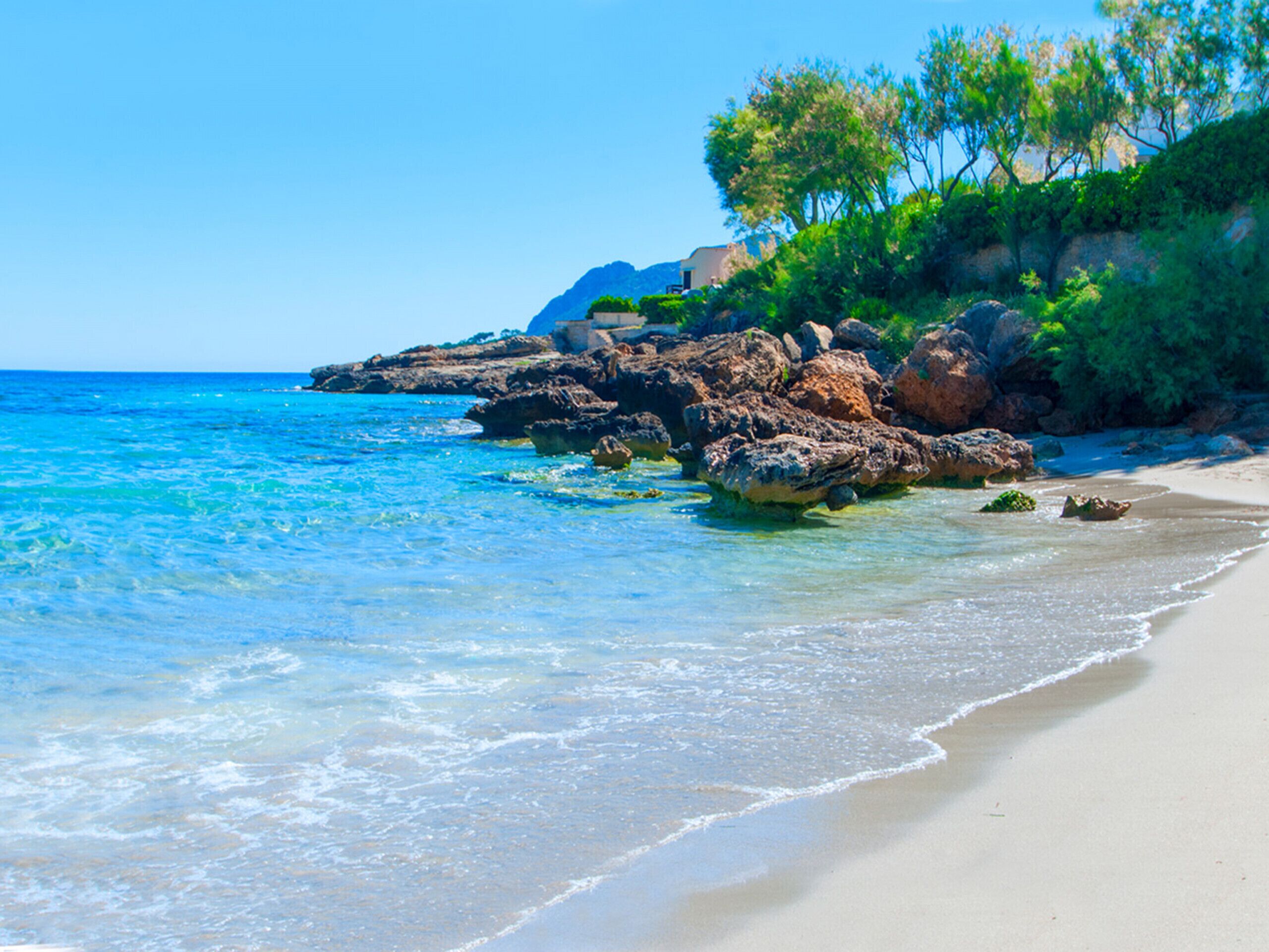 Beach nearby, sun loungers, beach towels