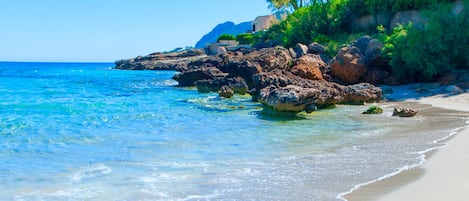 Vlak bij het strand, ligstoelen, strandlakens