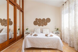 4 habitaciones, escritorio y tabla de planchar con plancha 