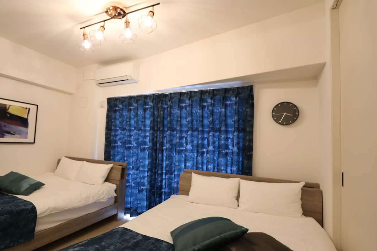 Room, 2 Bedrooms | Meja, Wi-fi percuma, cadar katil