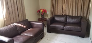 Chambre Deluxe double | Literie de qualité, couette en duvet, lit avec matelas à plateau-coussin