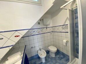 Dusche, Haartrockner, Bidet, Handtücher