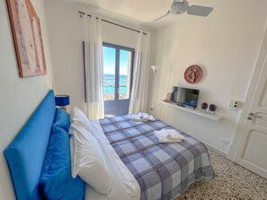 2 quartos, ferros/tábuas de passar roupa, berço de viagem