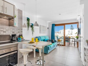 Frigorífico, microondas, horno y cafetera o tetera