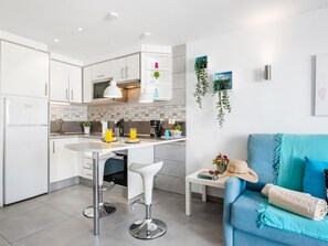 Réfrigérateur, micro-ondes, four, cafetière/bouilloire