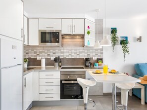 Frigorífico, microondas, horno y cafetera o tetera