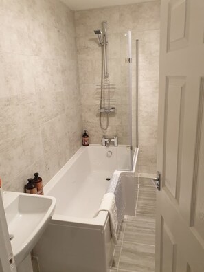Ferienhaus | Badezimmer | Duschwanne, Komfortbadewanne, Haartrockner, Handtücher