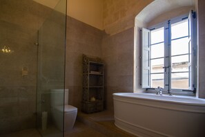 Superior Double Room, Ensuite (4) | Bathroom - Palazzino Birgu Host Family Bed and Breakfast (Birgu)