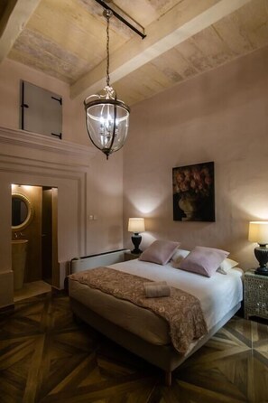 Habitación doble, baño privado ( King Room with balcony)