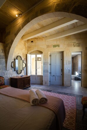 Habitación doble superior, baño privado ( King Room with balcony)