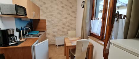 Kühlschrank, Ofen, Herdplatte, Wasserkocher mit Kaffee-/Teezubehör