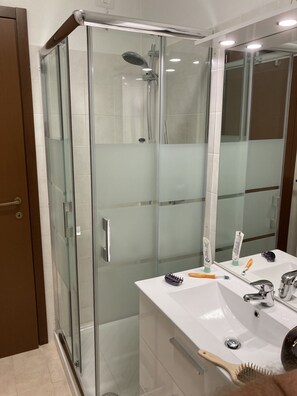 Een douche, handdoeken