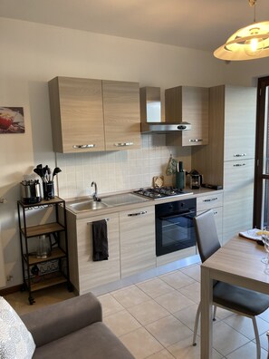 Kühlschrank, Mikrowelle, Ofen, Herdplatte