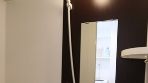 淋浴/浴缸二合一、免費盥洗用品、吹風機、拖鞋
