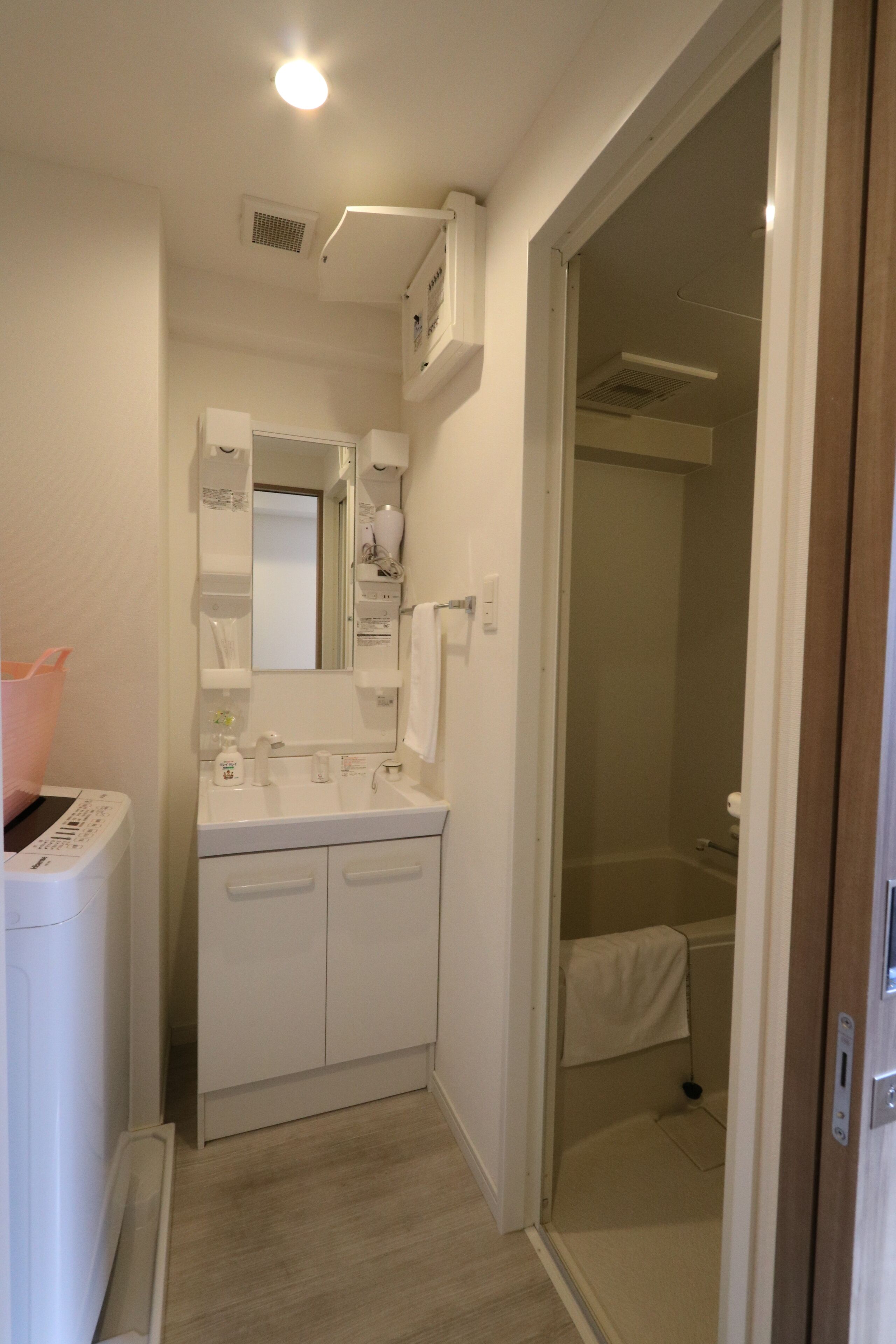 Ensemble douche/baignoire, articles de toilette gratuits, sèche-cheveux