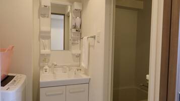 Bañera con ducha, artículos de tocador gratuitos, secador de pelo