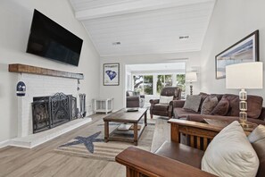 Enter this wonderful open floor plan and let your vacation begin!