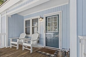 Hang out on the front porch with your morning coffee and watch the deer stroll by. - 2 BR + Loft/2BA Tarpon Pond Cottage! Great Views! Amenity access included (Seabrook Island)