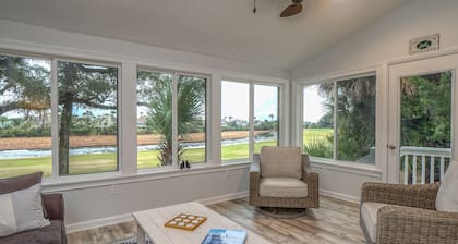 2 BR + Loft/2BA Tarpon Pond Cottage! Great Views! Amenity access included