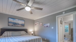 A bedroom with a bed, a ceiling fan, and a nightstand with a lamp. - 2 BR + Loft/2BA Tarpon Pond Cottage! Great Views! Amenity access included (Seabrook Island)