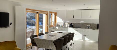 Kühlschrank, Mikrowelle, Ofen, Geschirrspüler