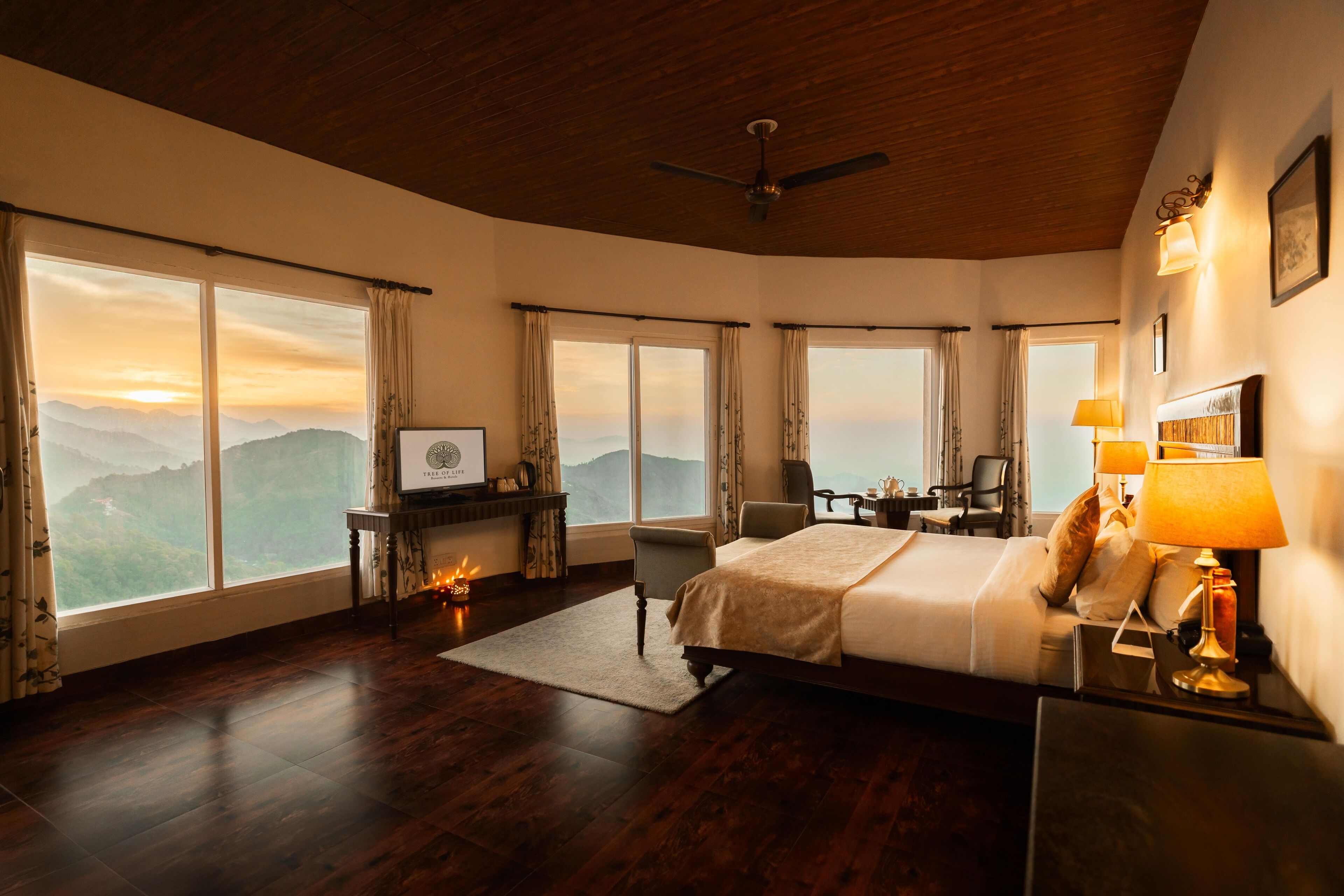 Premium Mountain View Room | เครื่องนอนระดับพรีเมียม, มินิบาร์, โต๊ะทำงาน, พื้นที่ทำงานแบบใช้แล็ปท็อป