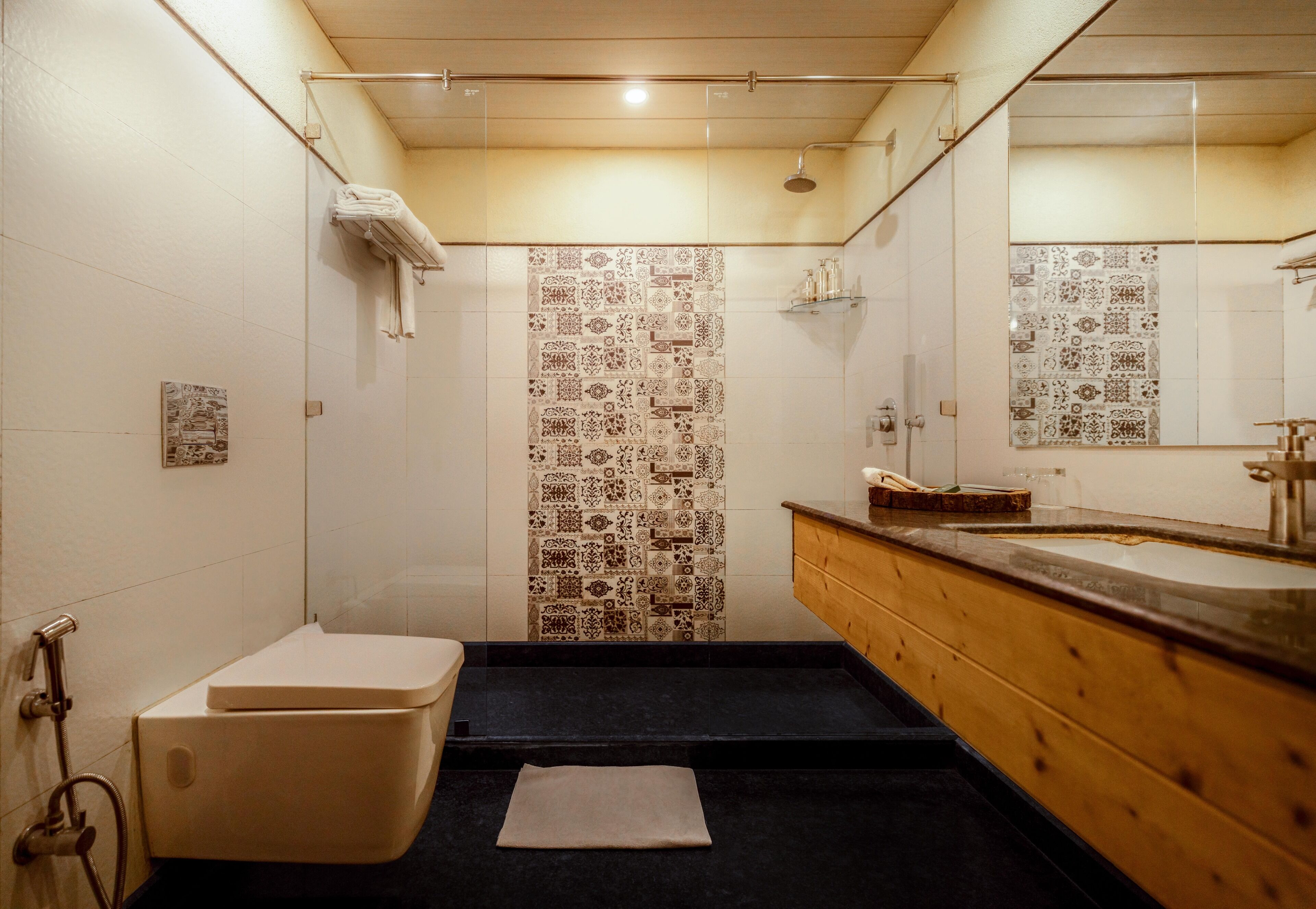 Ein modernes Badezimmer mit Toilette, Dusche und Waschbecken.