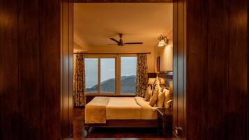 Junior Suite | Premium bedding, minibar, desk, laptop workspace