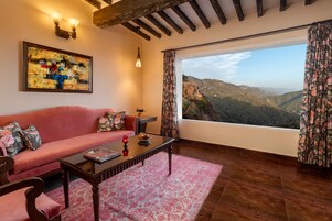 Junior Suite | Living area | TV