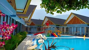Una piscina al aire libre