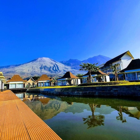 Outdoor pool. Cahaya Villa Hotel Garut