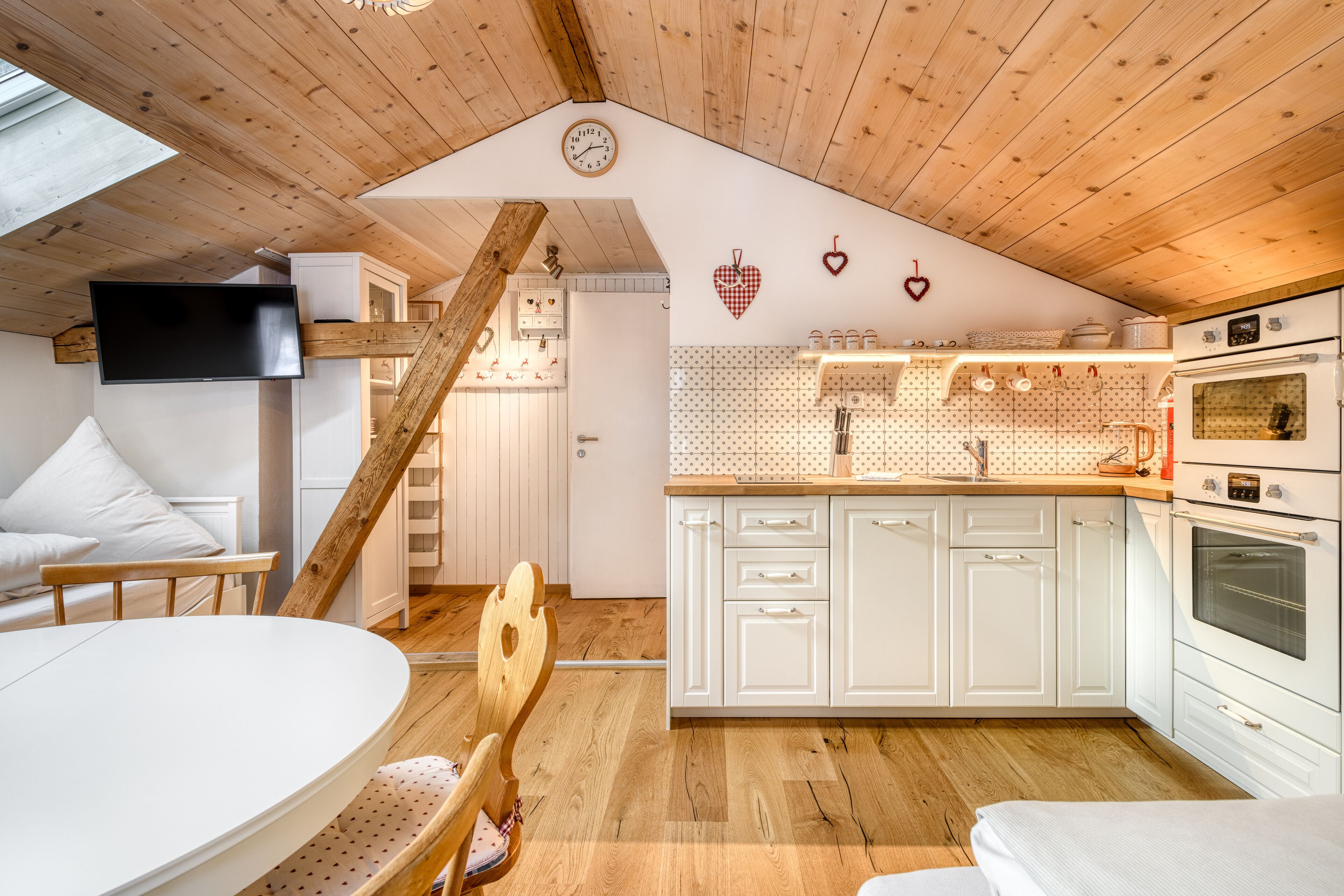 House (incl. Cleaning Fee, Laundry Package & City Tax) | Privékeuken | Een koelkast, een magnetron, een oven, een kookplaat