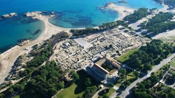 An aerial view of a coastal area with a large, organized residential complex, a beach, and clear blue waters. - Superb summer house with swimming pool, parking, wifi and air conditioning  (L'Escala)