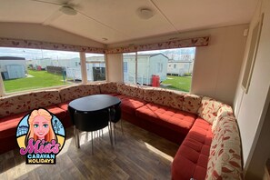 تلفزيون ذكي، مدفأة، كُتُب