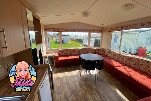 تلفزيون ذكي، مدفأة، كُتُب