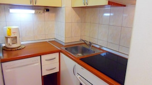 Refrigerador, microondas, horno, placa de cocina