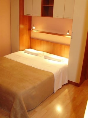 2 habitaciones y tabla de planchar con plancha