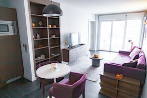 Suite Duo | Living area | 100-cm flat-screen TV with digital channels, TV - Tempologis Le Saint Germain Grenoble (Grenoble)
