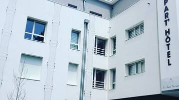 Vista frontal de la propiedad